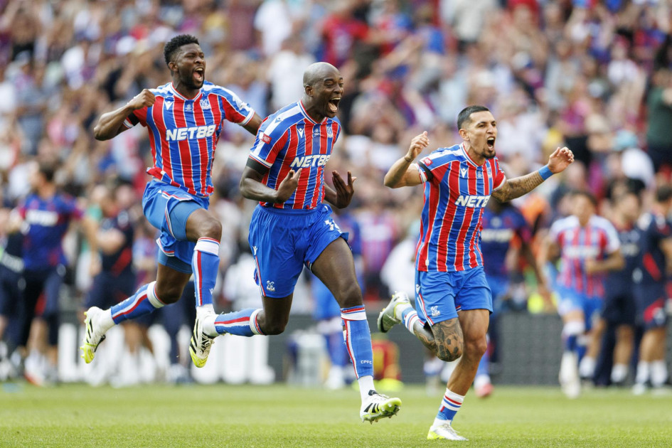 Jefferson Lerma (i), Jean-Philippe Mateta y Daniel Muñoz (d) de Crystal Palace celebran la victoria del trofeo FA Community Shield luego de una tanda de penaltis contra el Liverpool en el estadio de Wembley en Londres, Gran Bretaña, este 10 de agosto del 2025.