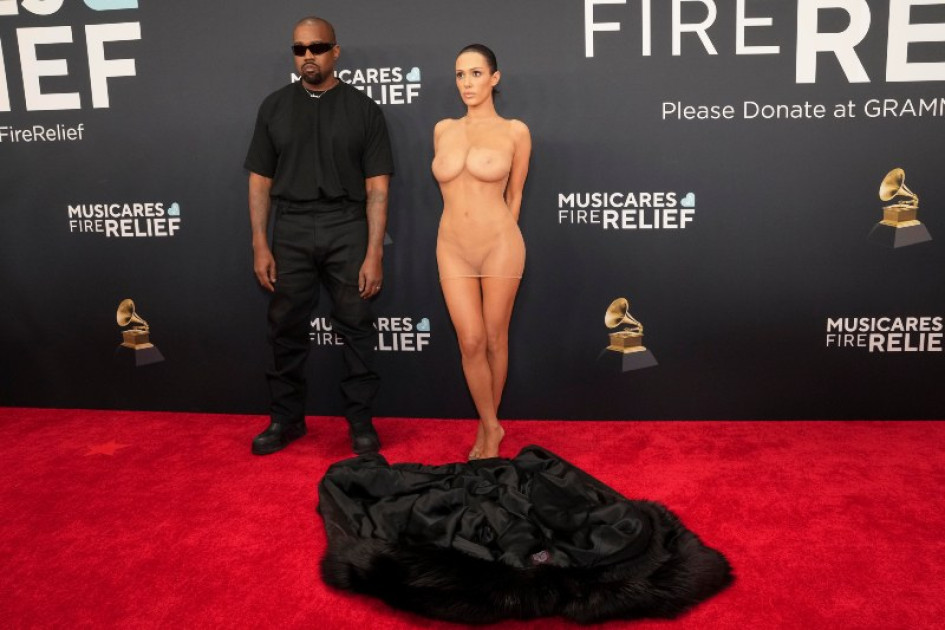 Kanye West y su esposa cuando fueron expulsados de los Grammys. 