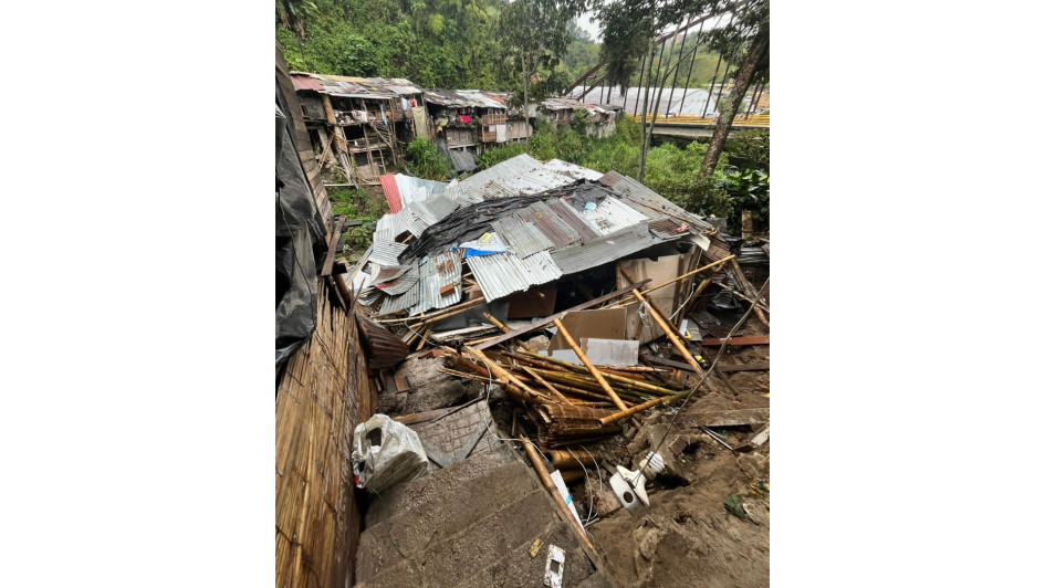 En La Paz, cerca de la vía Panamericana, colapsó esta vivienda. Una persona resultó herida y cinco más quedaron damnificadas.