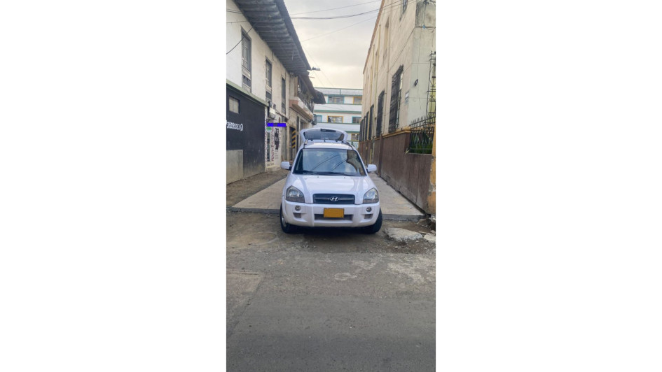 Así estaba un vehículo parqueado en esta vía que están construyendo.