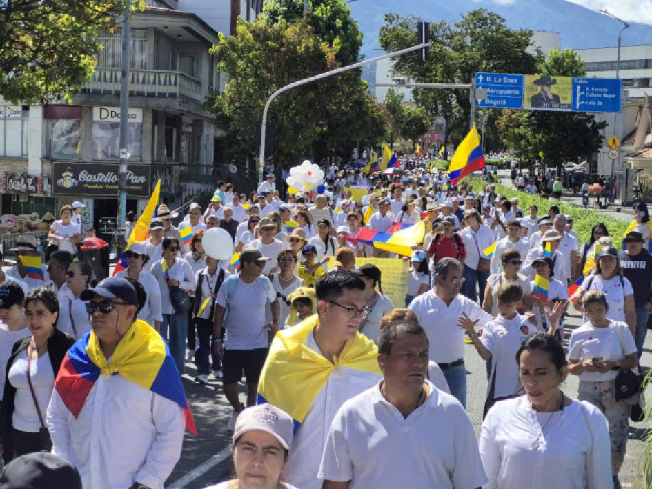 La idea es que los ciudadanos porten la bandera del país y camisetas blancas durante el recorrido en la ciudad. 