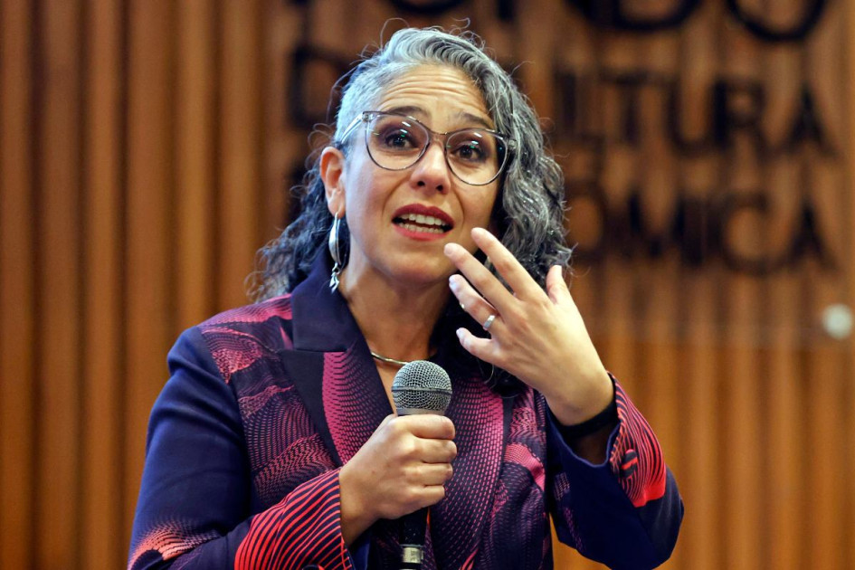 La senadora María José Pizarro hablando durante un evento con lideresas sociales y activistas, en Bogotá (Colombia). 