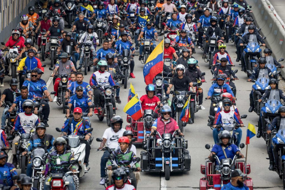 Miles de motoristas simpatizantes del chavismo rodaron por varias calles de Caracas en respaldo al presidente venezolano, Nicolás Maduro, y en contra de las que señalaron como "amenazas" de Estados Unidos, en vista del reciente planteamiento del país norteamericano de desplegar buques cerca del caribeño bajo el argumento de combatir el narcotráfico.