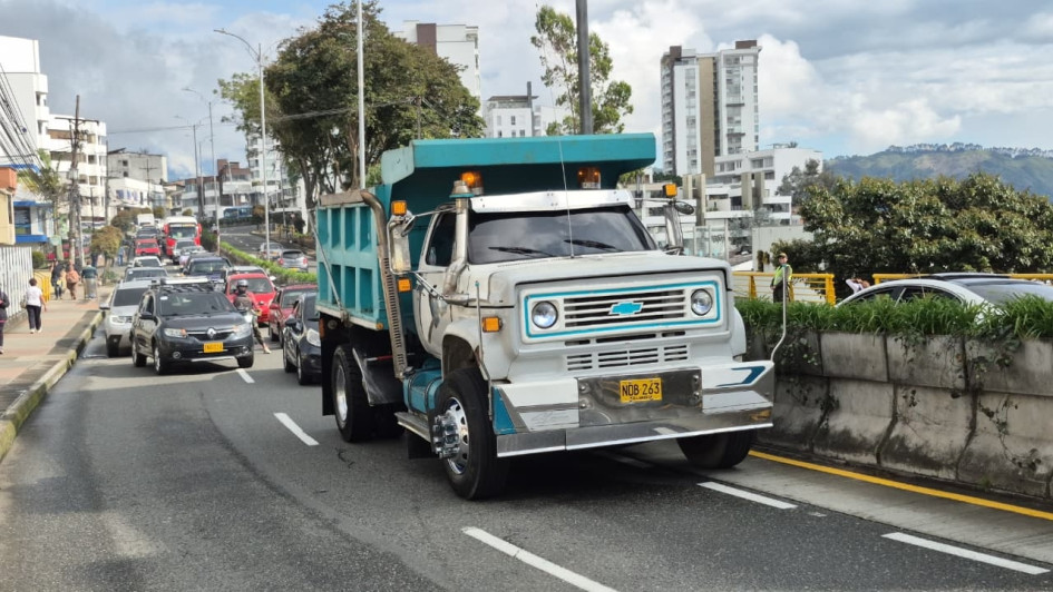 La caravana en Manizales contra los peajes de Autopistas del Café, recorrió este viernes las vías de la ciudad. Piden el desmonte de tres peajes de la concesión Autopistas del Café.