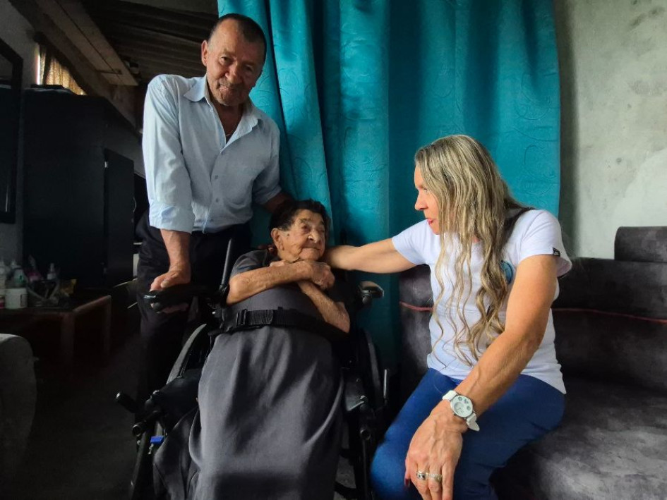 Luz Elena con su mamá, María Eva, y su esposo, Javier, en su casa en el Bajo Tablazo de Manizales.