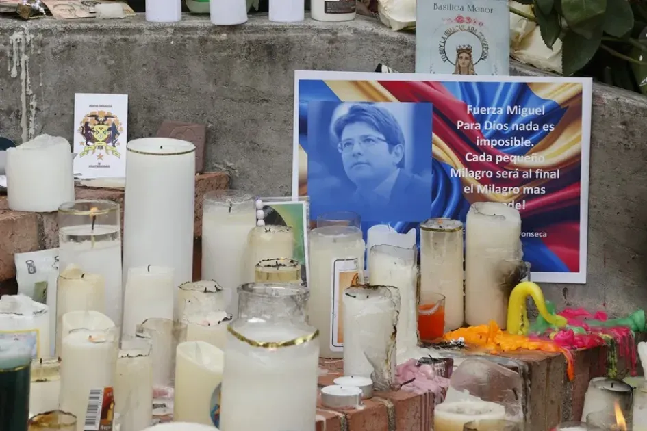 Un altar en la Clínica Santa Fe de Bogotá, en donde estuvo el senador Miguel Uribe desde el día del atentado.