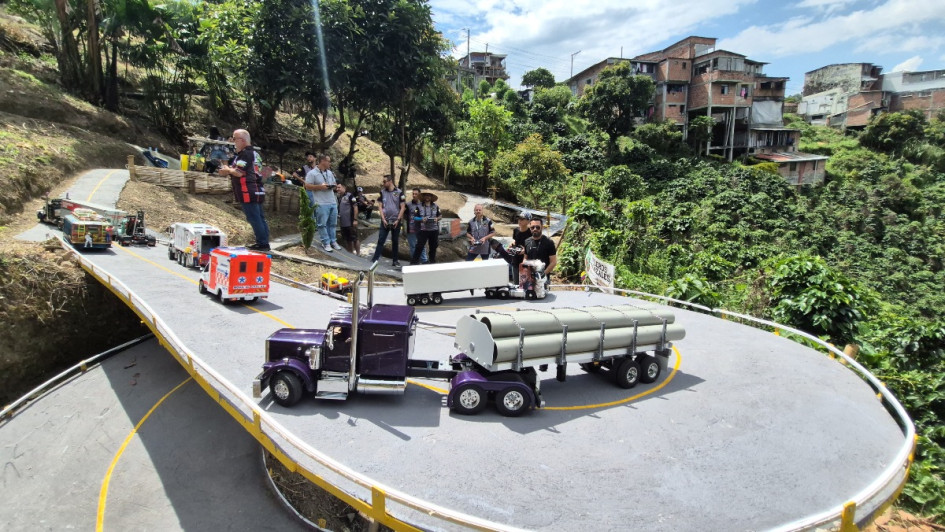 En el Bajo Tablazo funciona una pista construida a mano por Muleros RC Manizales, grupo que replica las carreteras del país y recorre la ciudad con camiones a escala. Ya suman 27 integrantes y buscan reconocimiento internacional.