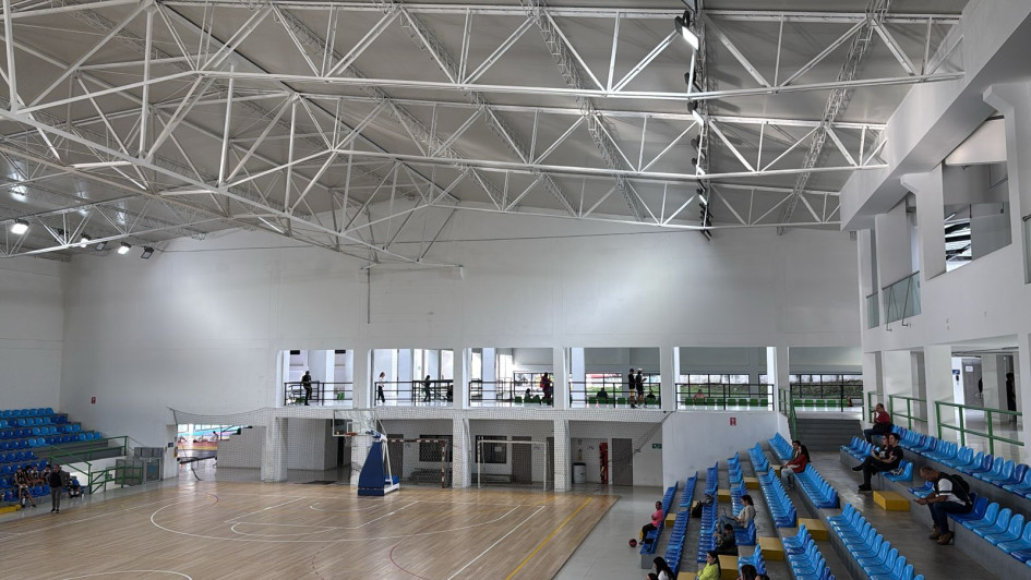 Luego de los trabajos de sellado de humedades, ya se ve mejor el aspecto de la cancha central.