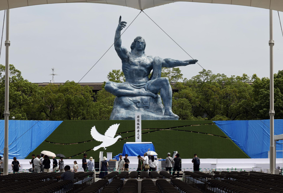 Los visitantes se reúnen ante la Estatua de la Paz en el lugar de la próxima 80.ª Ceremonia de la Paz de Nagasaki.