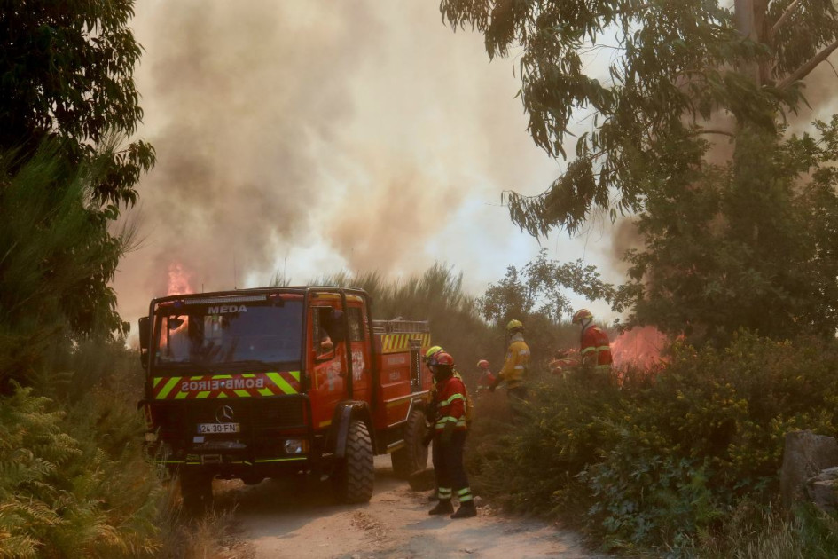 Los bomberos combaten un incendio en el pueblo de Lapa de Tourais, Seia, Portugal, el pasado 30 de julio de 2025.