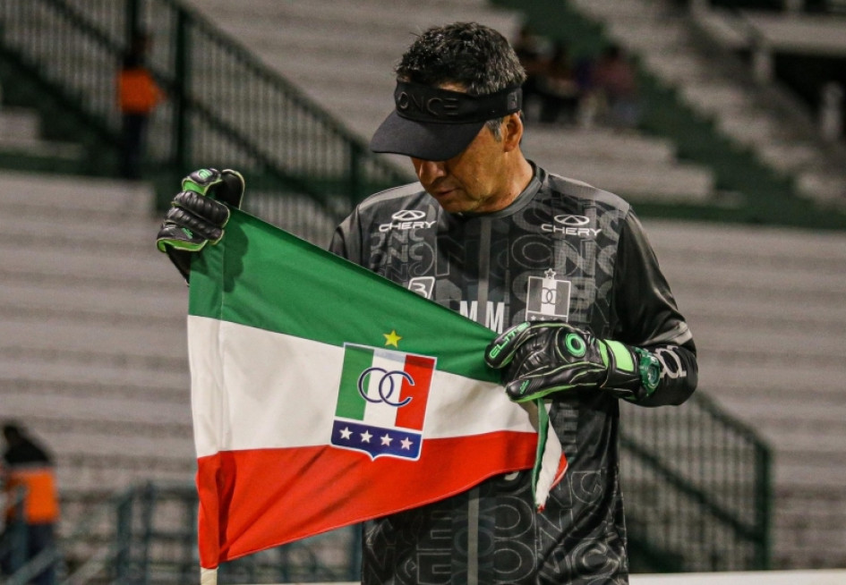 Néstor Mario Marín, entrenador de porteros del Once Caldas, exhibe el banderín del equipo. El Once jugará este domingo el clásico 223 con el Deportivo Pereira.