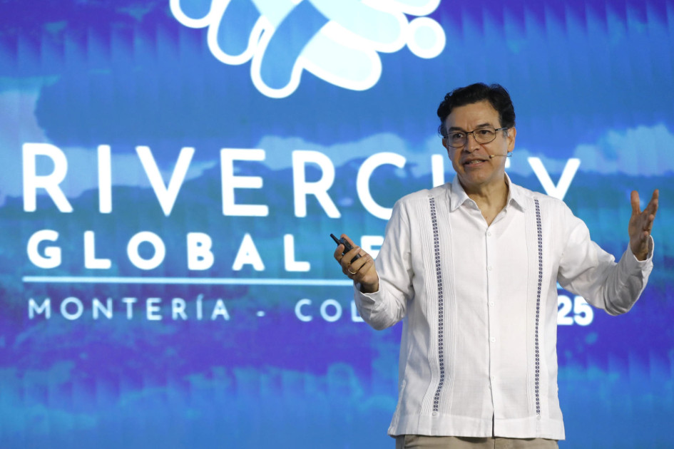 El director regional para América Latina y el Caribe de ONU-Habitat, Elkin Velásquez, habla durante el Rivercity Global Forum este jueves, en Montería.