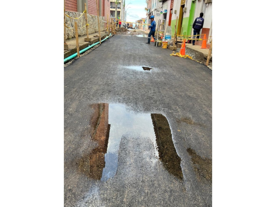 Las fuertes lluvias han mostrado algunos charcos en el asfalto recién aplicado.
