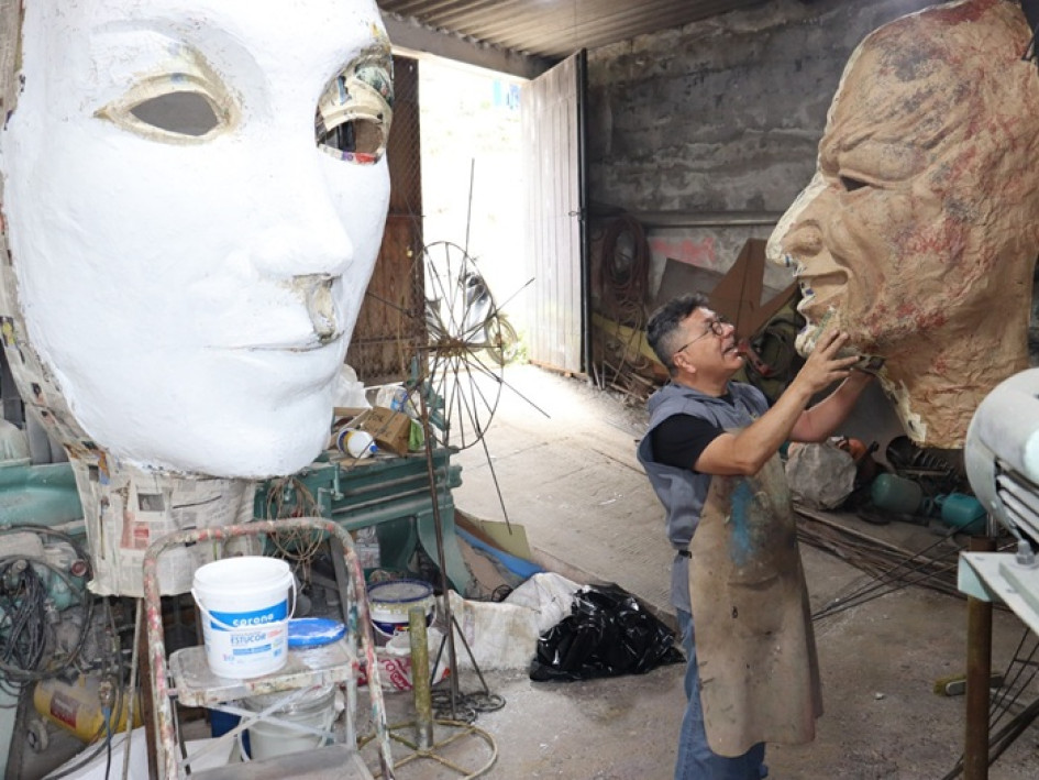 Grandes rostros elabora el maestro para sorprender a los espectadores durante el desfile.