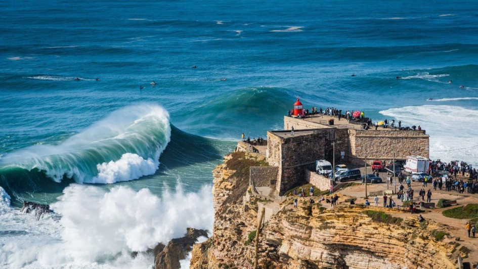 La plata de Nazaré (Portugal) en una meca de surf. 