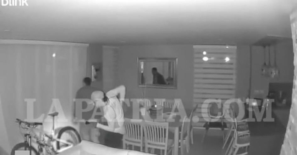 Los dos que entraron al Portal de La Florida quedaron en cámaras. Uno, al parecer, participó en otro hurto en Belén (Medellín), hace una semana. Serían de Bogotá.