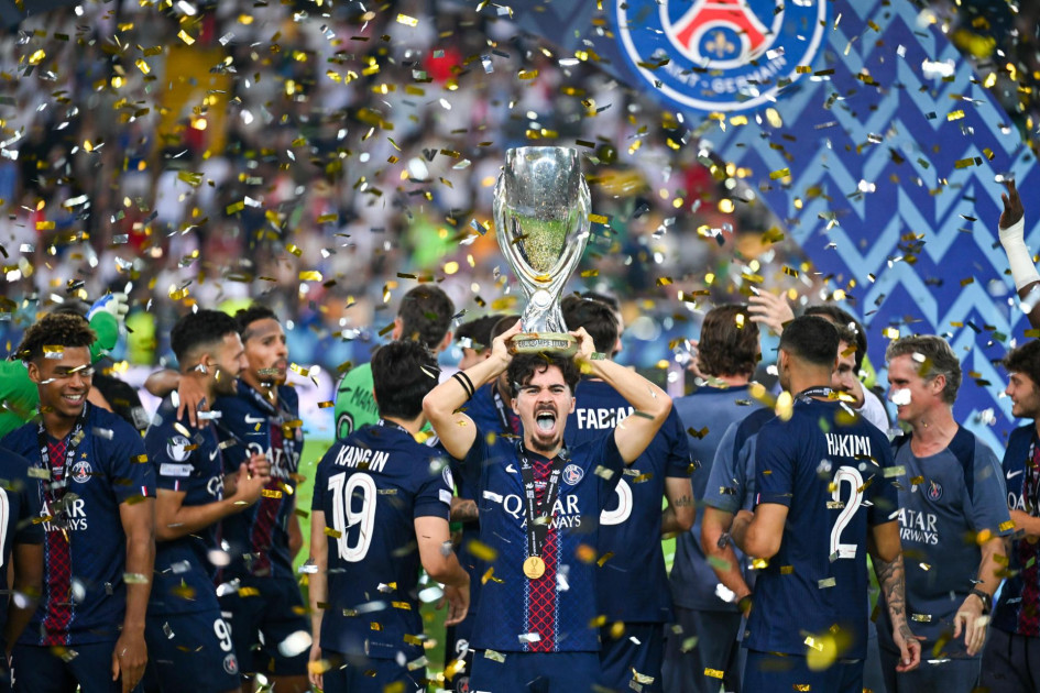 Los jugadores del Paris Saint-Germain celebran con el trofeo tras ganar la final de la Supercopa de la UEFA 2025 ante el Tottenham Hotspur.