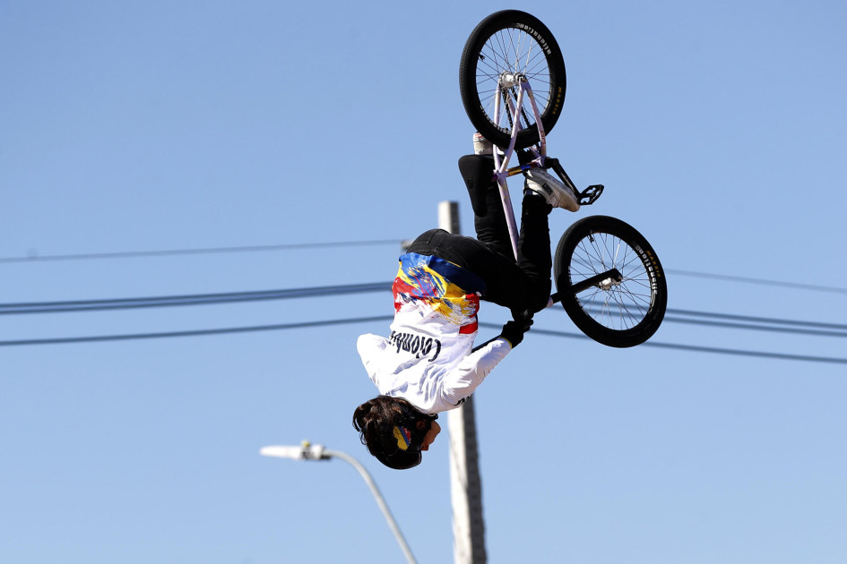La ciclista Queen Villegas de Colombia, compite en la categoría BMX freestyle femenino durante los II Juegos Panamericanos Junior ASU 2025 este lunes, en Asunción (Paraguay).