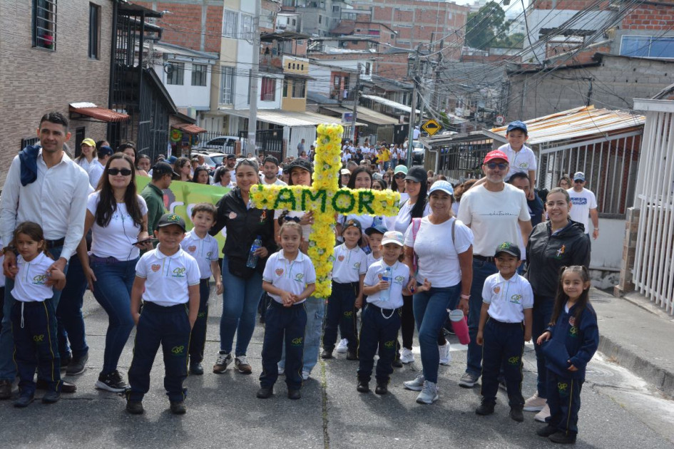 La comunidad educativa del colegio Redentorista de Manizales peregrinó hacia la parroquia Nuestra Señora de Fátima.
