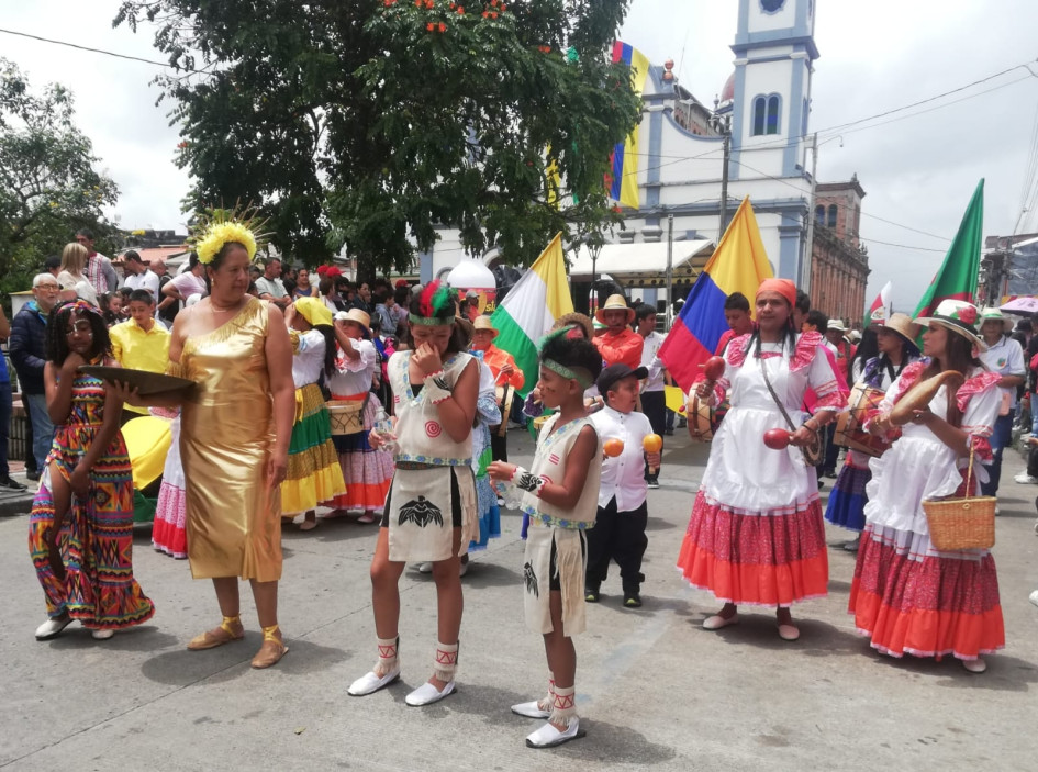 Muy orgullosos se sintieron los riosuceños, celebrando el cumpleaños 206 de su municipio. La alegría y el colorido fueron constantes durante el desfile.