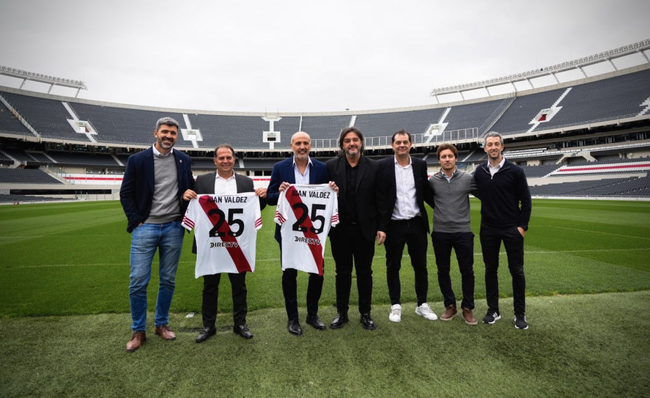 Directivos de River Plate con camisetas marcadas con Juan Valdez. 