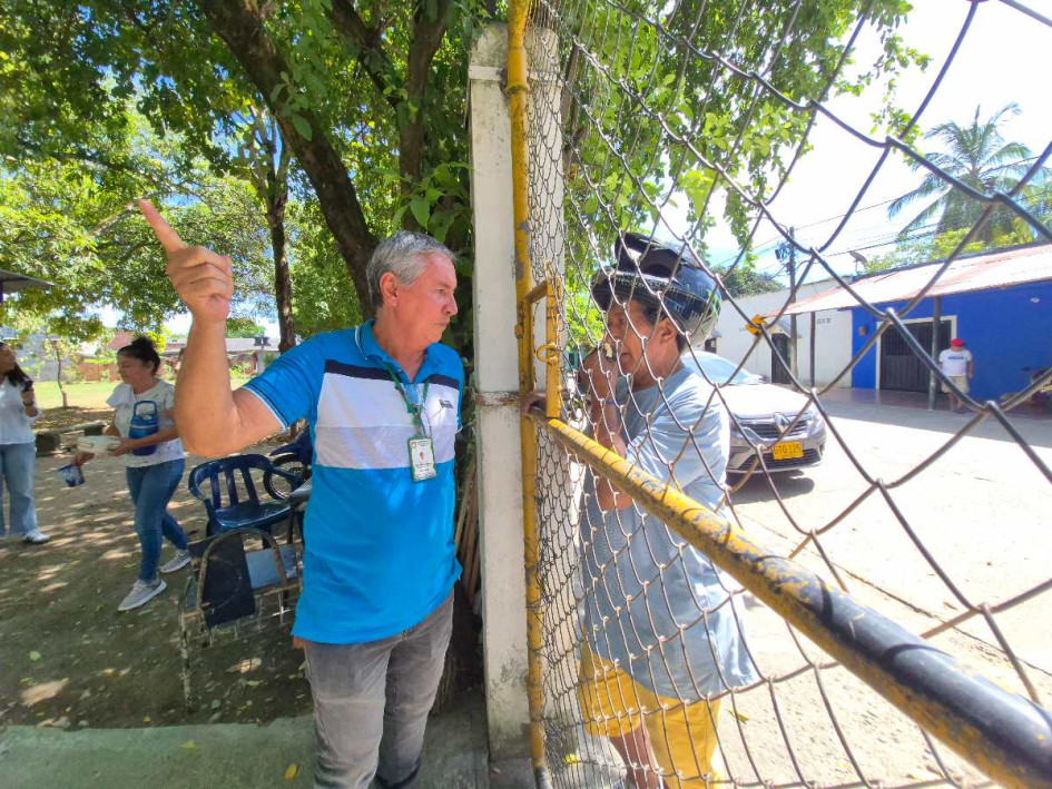 Darío Alonso Delgado Cortés recibe a padres de familia o externos que llegan a la sede Cervantes de la Institución Educativa Alfonso López, de La Dorada.