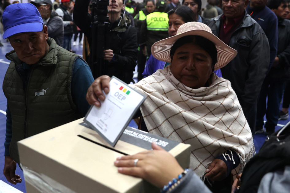 Una mujer vota este domingo, en un centro en La Paz (Bolivia). 