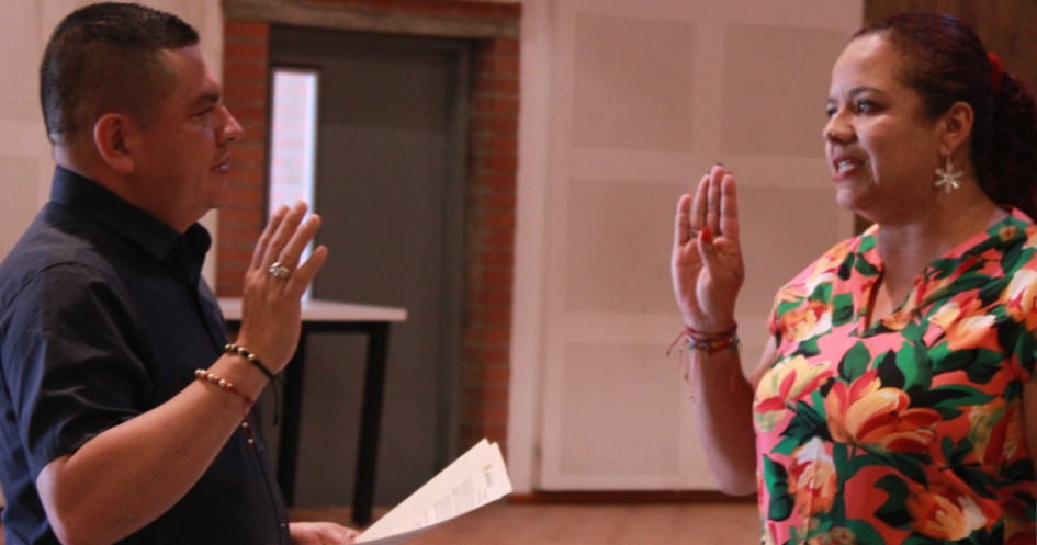 Claudia Patricia Ladino Hernández toma juramento de su cargo en presencia del alcalde, Abel David Jaramillo Largo.