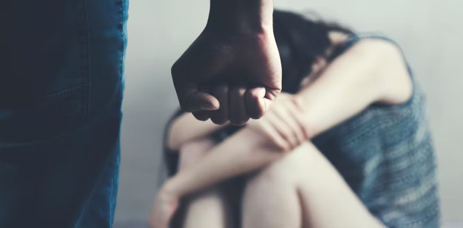 En múltiples ocasiones la tomó por las malas y la llevó a la cocina con el objetivo de tocarla contra su voluntad