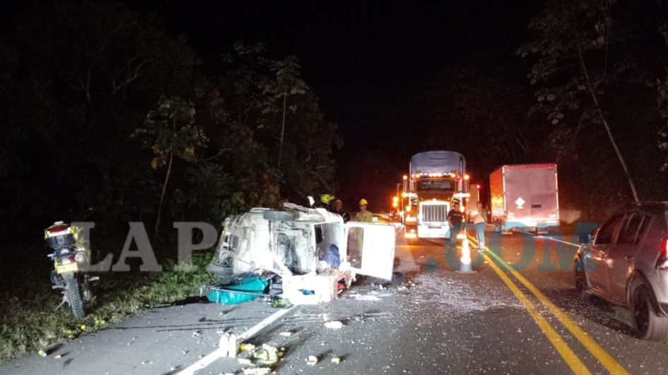 Los dos ocupantes del automóvil resultados lesionados. El acompañante murió mientras recibía atención médica.