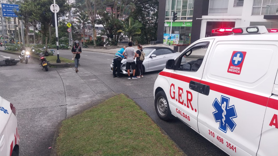 Una mujer, de 33 años, y una menor, de 12, sufrieron lesiones tras colisionar con el carro.