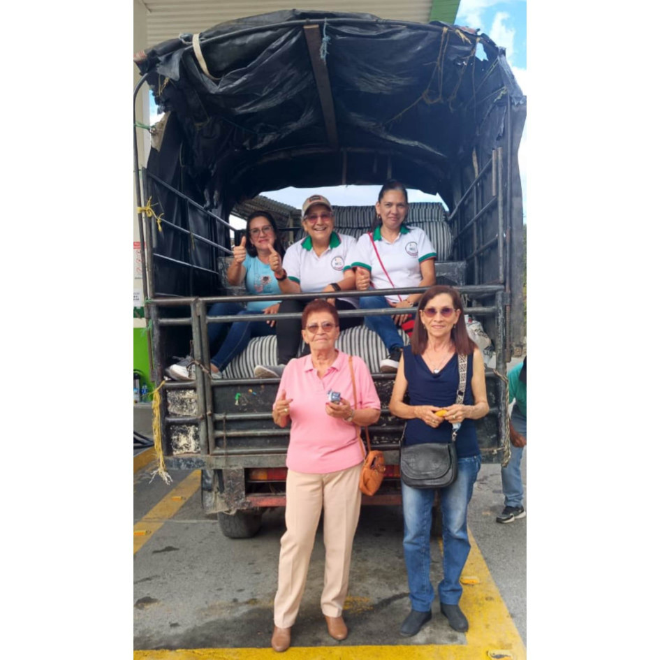  La mujer de gorra en la foto es Alba Lucy Marín, creadora de 10 Mil Sonrisas, acompañada de Marisol Rodríguez, María Esperanza Marín , Noelba Ocampo y Marina Marín, quienes hacen posible la logística y entrega de las ayudas.