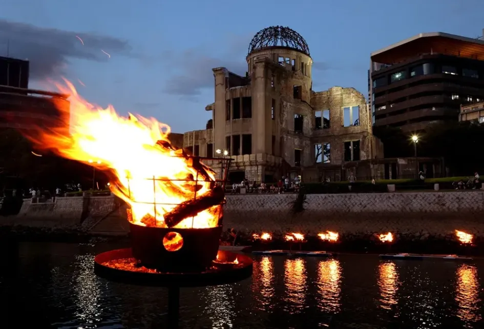 Una antorcha encendida en una zona emblemática de recuerdo a las víctimas de Hiroshima, que este 6 de agosto conmemora los 80 años de la bomba atómica.