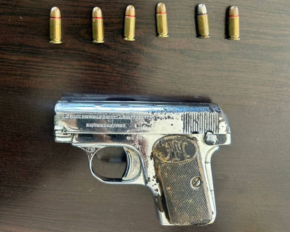 El capturado en el Aeropuerto La Nubia tenía en su poder una pistola con proveedor y municiones.