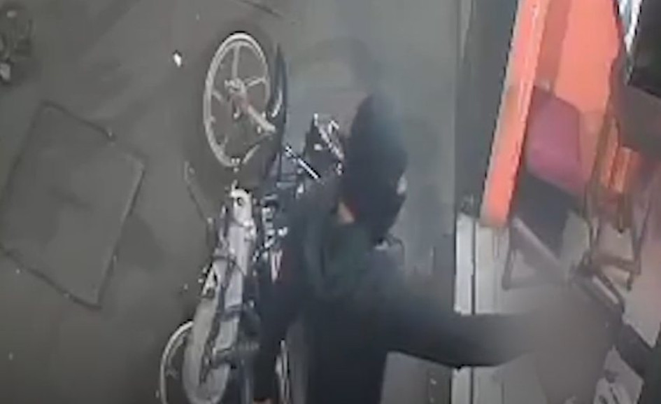 Hombres con armas largas atacaron a 7 personas en un billar en Ecuador.