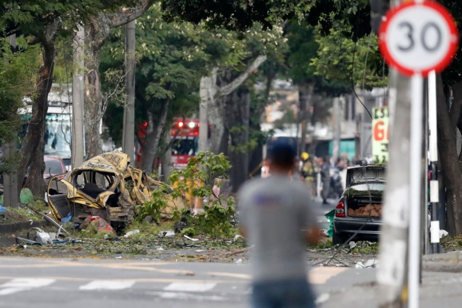 Zona del atentado tras una explosión en inmediaciones de la Escuela Militar de Aviación Marco Fidel Suárez este jueves, en Cali (Colombia). 