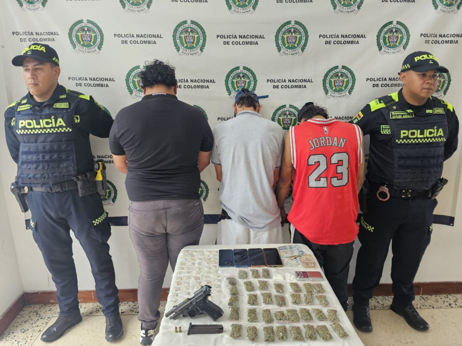 Los 3 detenidos por varios delitos.