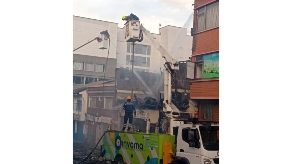 En el incendio en el centro el lunes (11 de agosto), usaron carros canasta del Invama como apoyo.