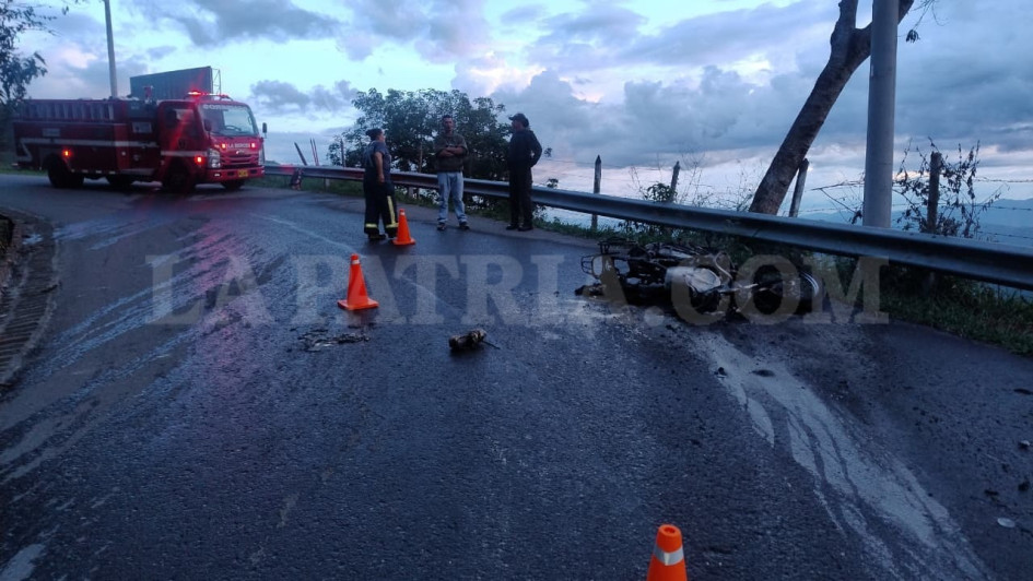 Las llamas alcanzaron las piernas del pasajero y la comunidad lo salvó.