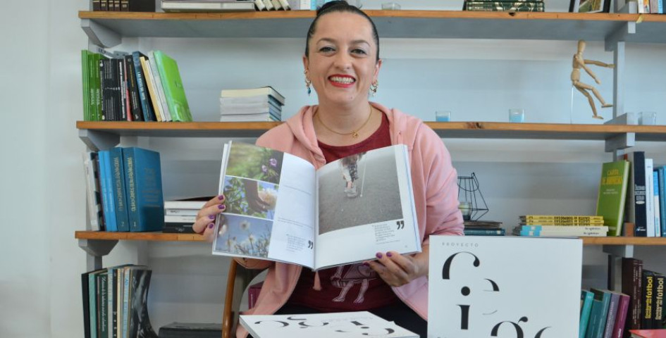 Laura Álvarez muestra el libro Proyecto Ciego, el mundo fotografiado por invidentes.
