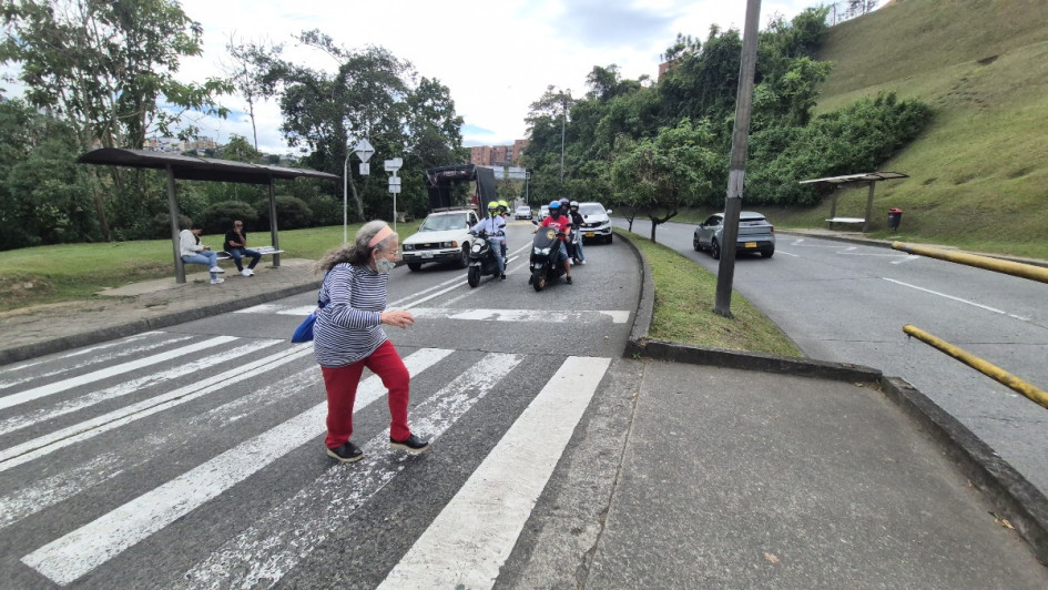 LA PATRIA visitó tres puntos de la avenida Kevin Ángel de Manizales, donde antecedentes y quejas ciudadanas ponen en evidencia dificultades para peatones. Las dificultades, en video.
