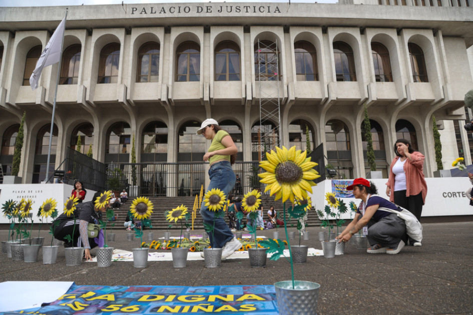Organizaciones civiles de mujeres realizan un acto de apoyo a familiares y sobrevivientes del incendio ocurrido en el refugio Hogar Seguro Virgen de la Asunción este martes, a las afueras del Palacio de Justicia, en Ciudad de Guatemala