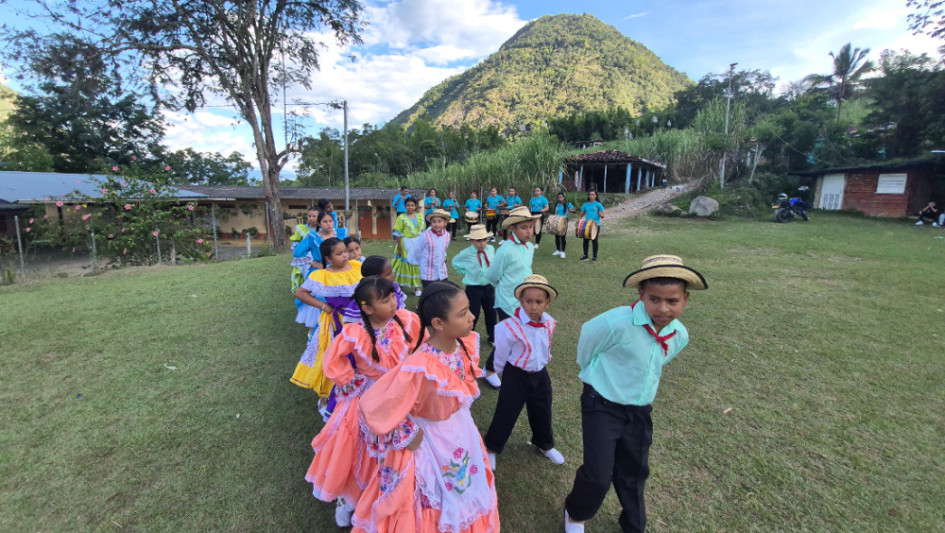 Gladys, de blanco en el centro, lleva 30 años al frente del grupo que combina danzas y chirimía.