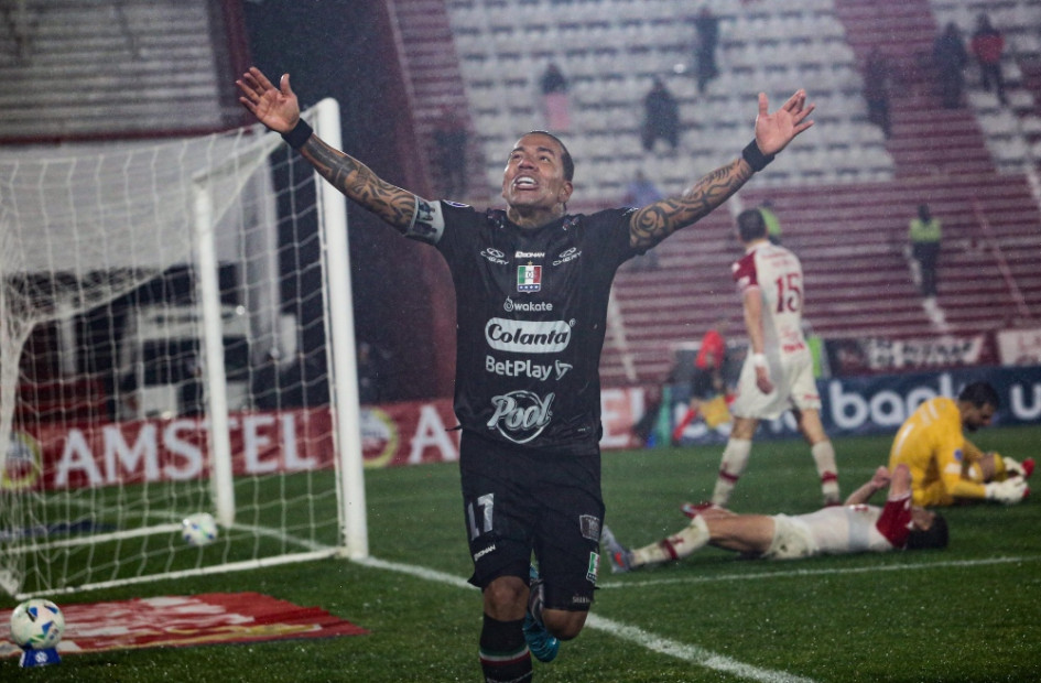 Dayro Moreno celebra el segundo gol que le marcó a Huracán en el juego de vuelta de los octavos de final de la Copa Sudamericana. A sus casi 40 años, el goleador sigue vigente y ya suma 370 tantos en su carrera.