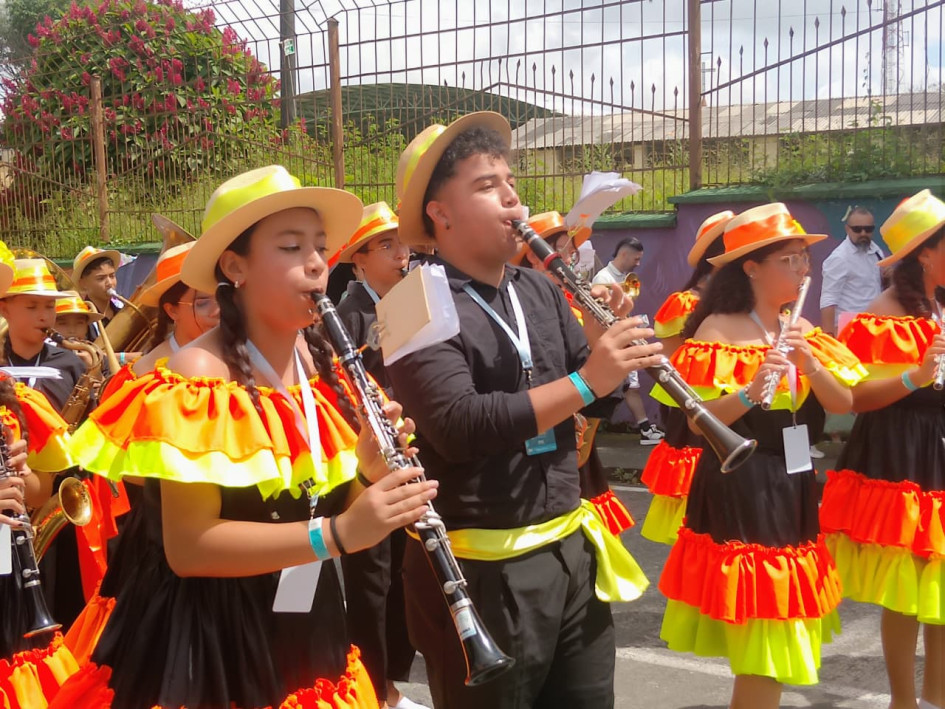  Las Bandas de música desfilaron por las calles de Chinchiná este domingo en la mañana.