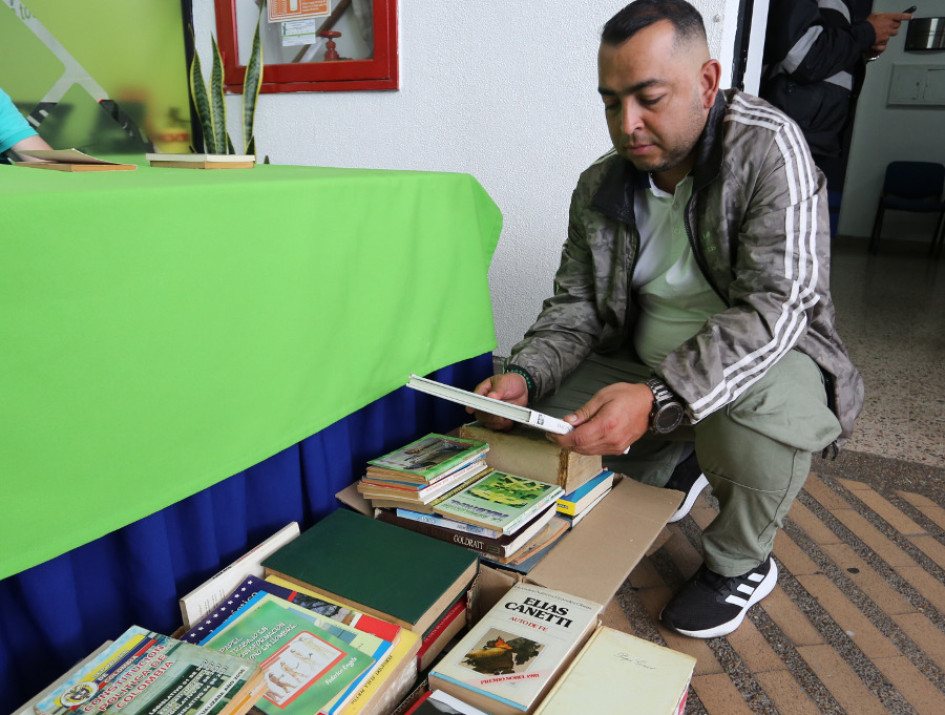 Foto | Luis Fernando Trejos | LA PATRIA Algunos ciudadanos se acercaron a la mesa instalada en la Cámara de Comercio de Manizales por Caldas para preguntar el objetivo de la actividad.