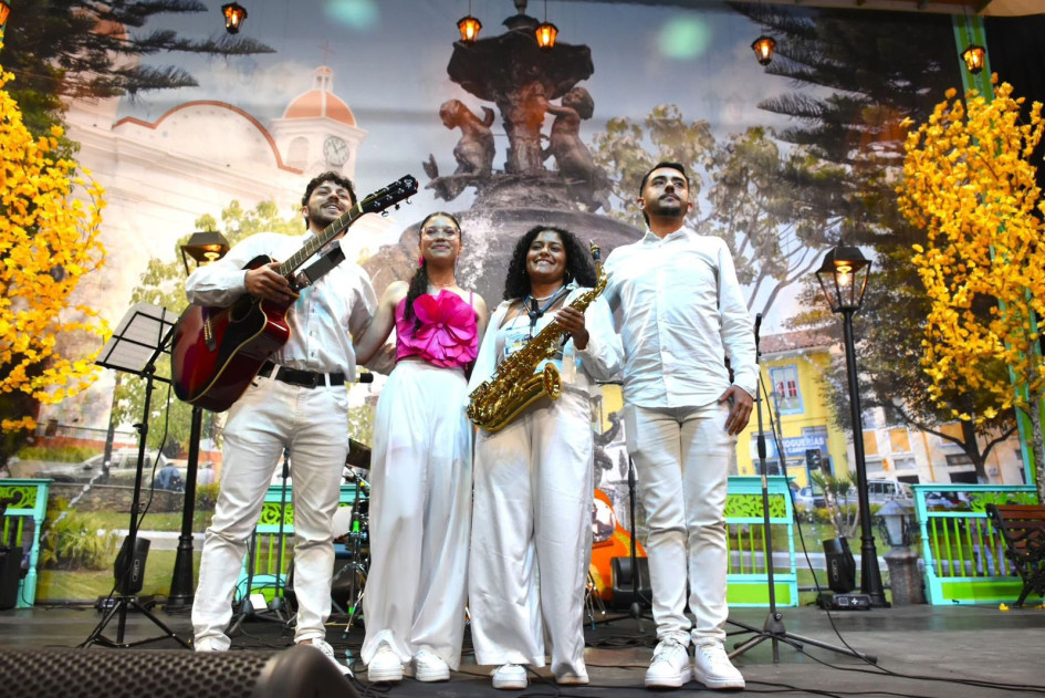 El Ensamble Majo Henao & Agua Bendita está compuesto por el guitarrista Jean Said Arias, la vocalista María José Henao, la saxofonista Stefany Díaz y el percusionista Santiago Estrada. 
