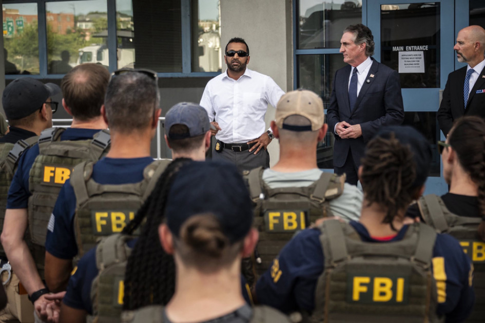 El director del FBI Kash Patel (c) hablándole a uniformados del FBI, este martes en Washington (Estados Unidos). 