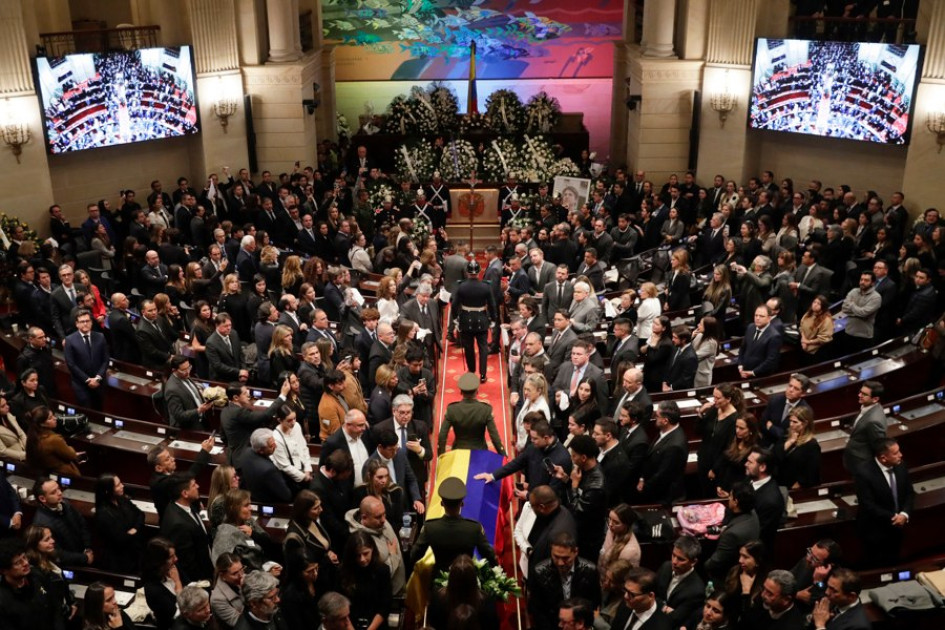 Integrantes de la Policía de Colombia acompañan el féretro con los restos del fallecido senador y precandidato a la presidencia de Colombia Miguel Uribe Turbay este lunes, en el Salón Elíptico del Capitolio Nacional