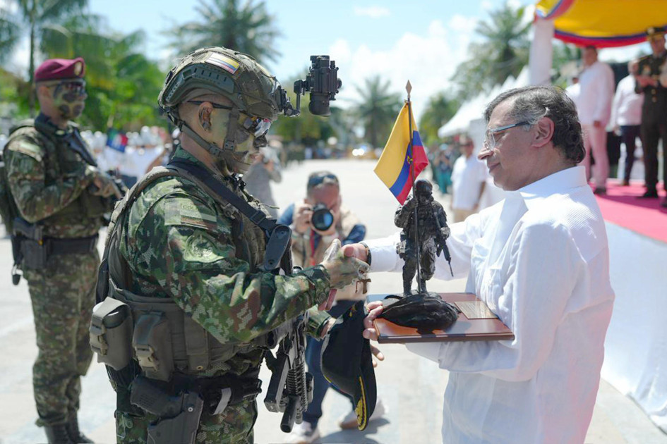 El presidente, Gustavo Petro (d), recibe la figura de un soldado durante un acto de conmemoración del aniversario de la Batalla de Boyacá este jueves, en Leticia (Colombia). Petro decidió realizar la conmemoración de la Batalla de Boyacá en Leticia para reivindicar la soberanía nacional en una parte del río Amazonas en medio de un reclamo territorial a Perú.